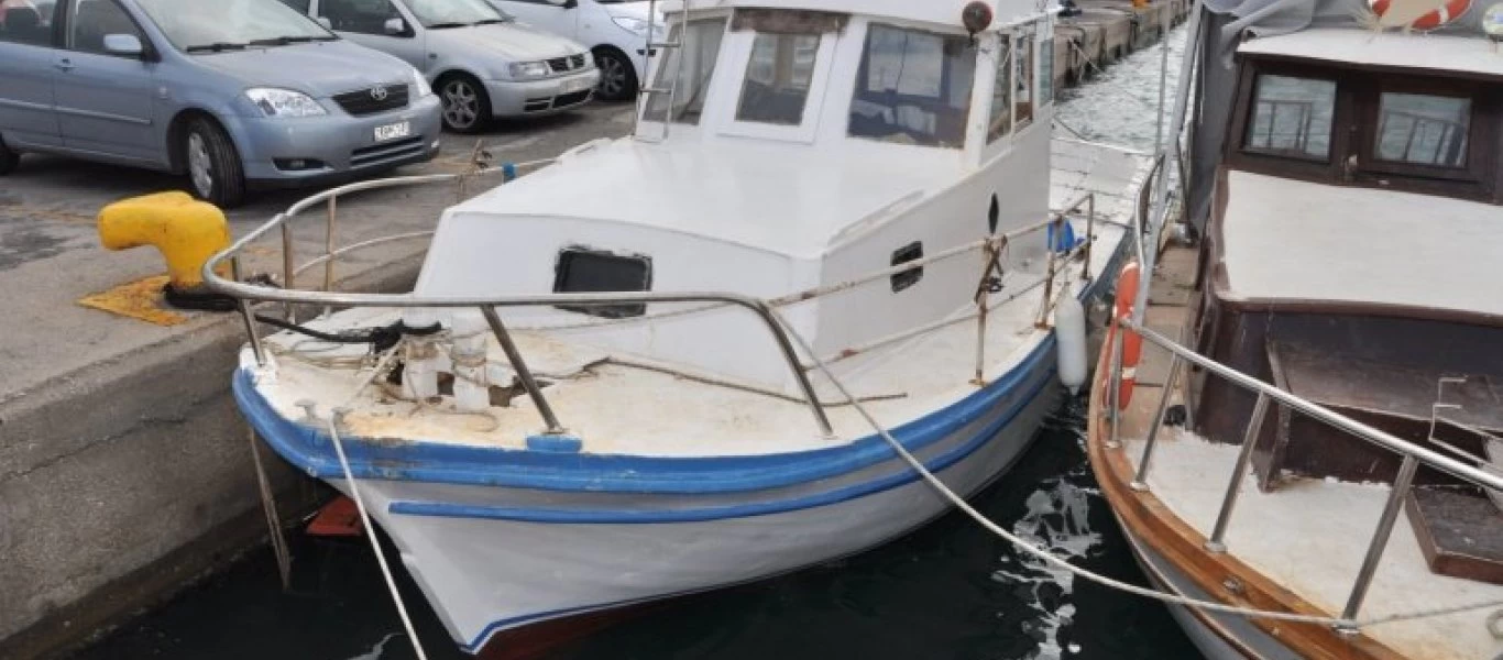 Με υψωμένη την ελληνική σημαία στα αλιευτικά τους 26 Τούρκοι εκπαιδευτικοί ζήτησαν πολιτικό άσυλο στην Χίο